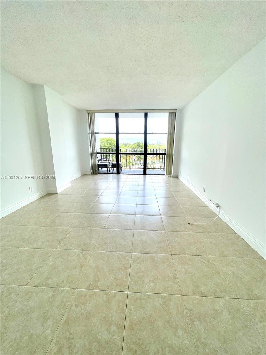 1000 Parkview Dr # 527 — Photo 2
