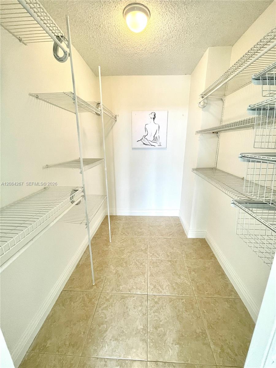 1000 Parkview Dr # 527 — Photo 3