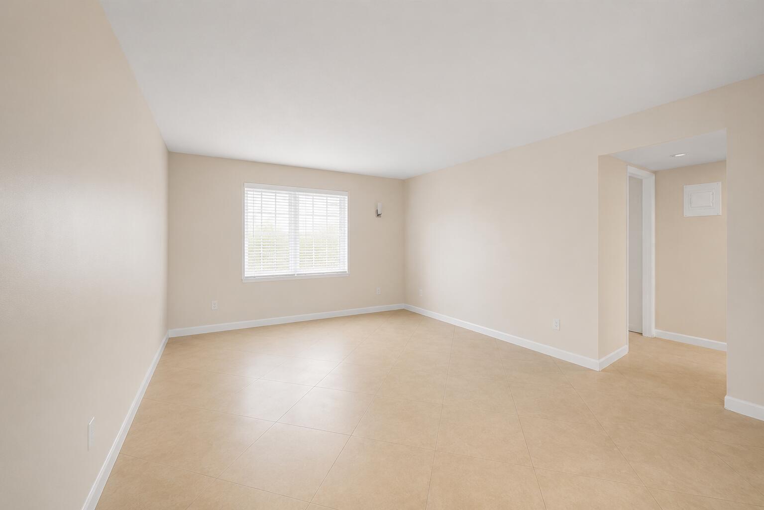 4528 SW 54th Street # b — Photo 3