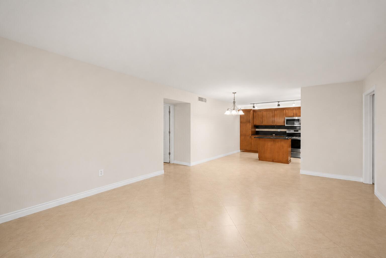 4528 SW 54th Street # b — Photo 2