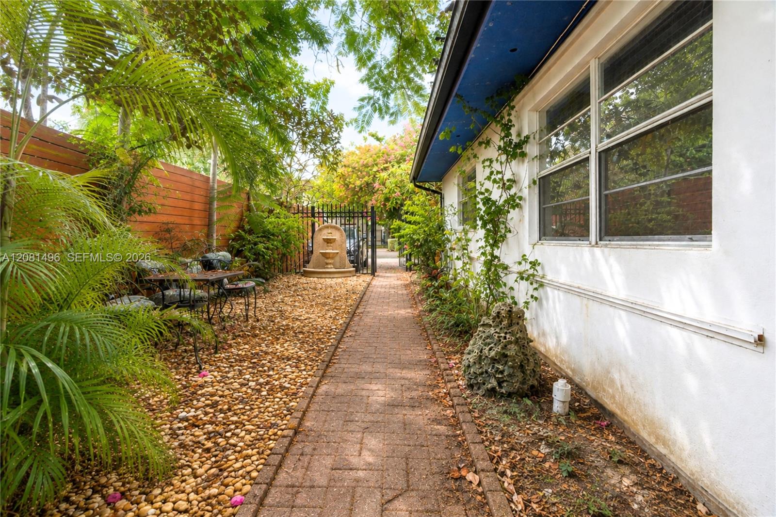 2928 Louise St # B — Photo 2