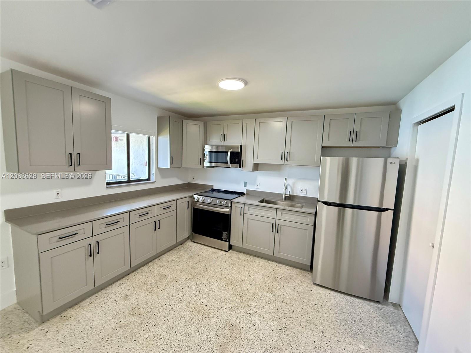 180 NE 57th St # 14 — Photo 2