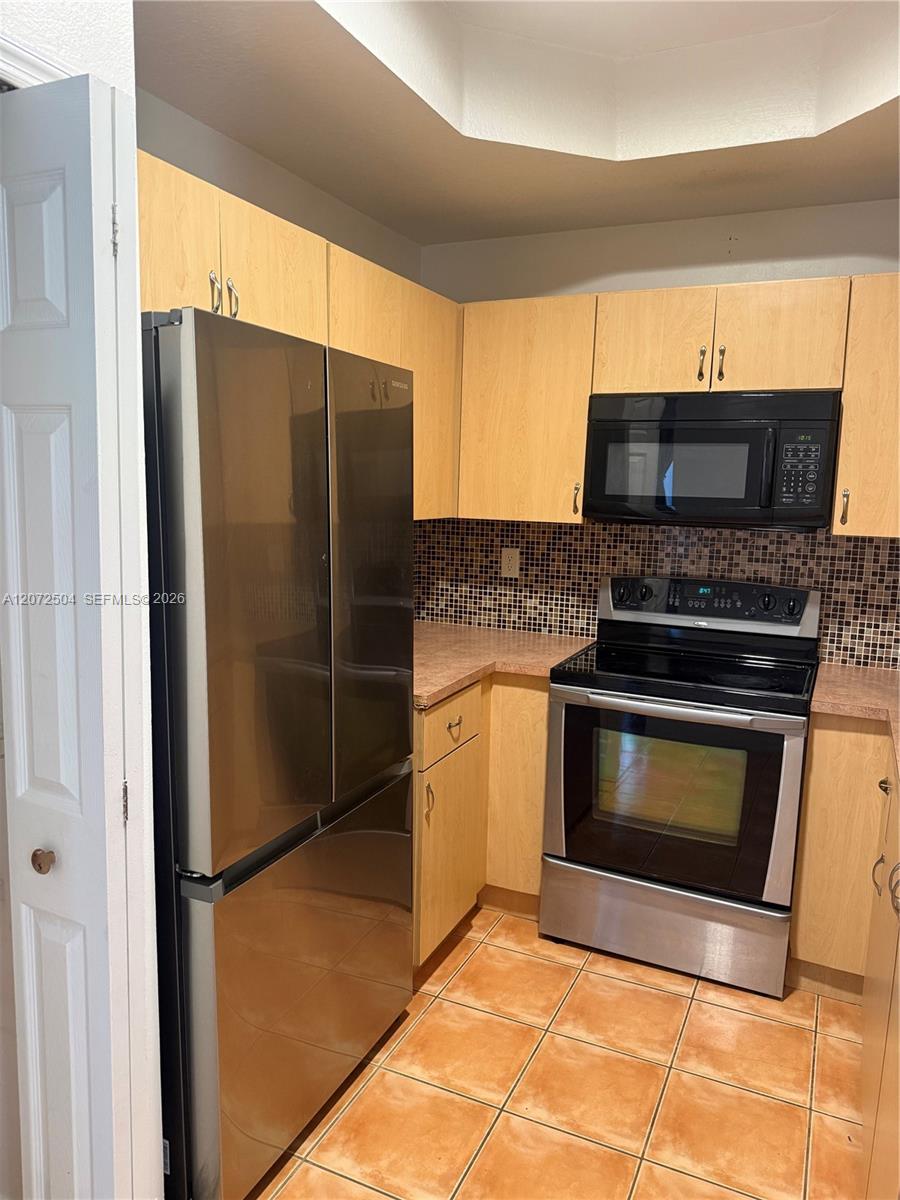 700 SW 106th Ave # 2007 — Photo 5