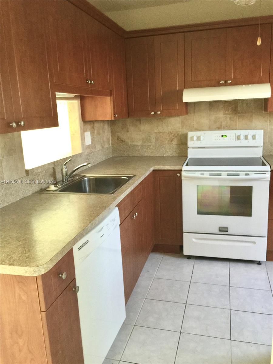 5041 W Oakland Park Blvd # 110 — Photo 2
