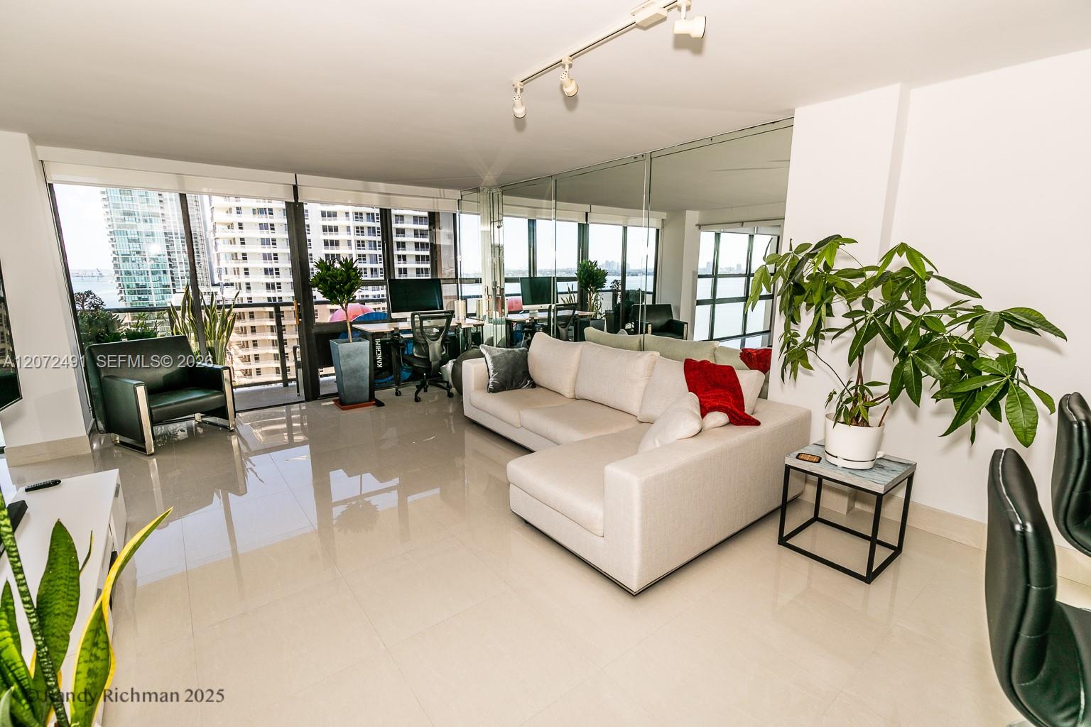 600 NE 36th St # 1820 — Photo 3
