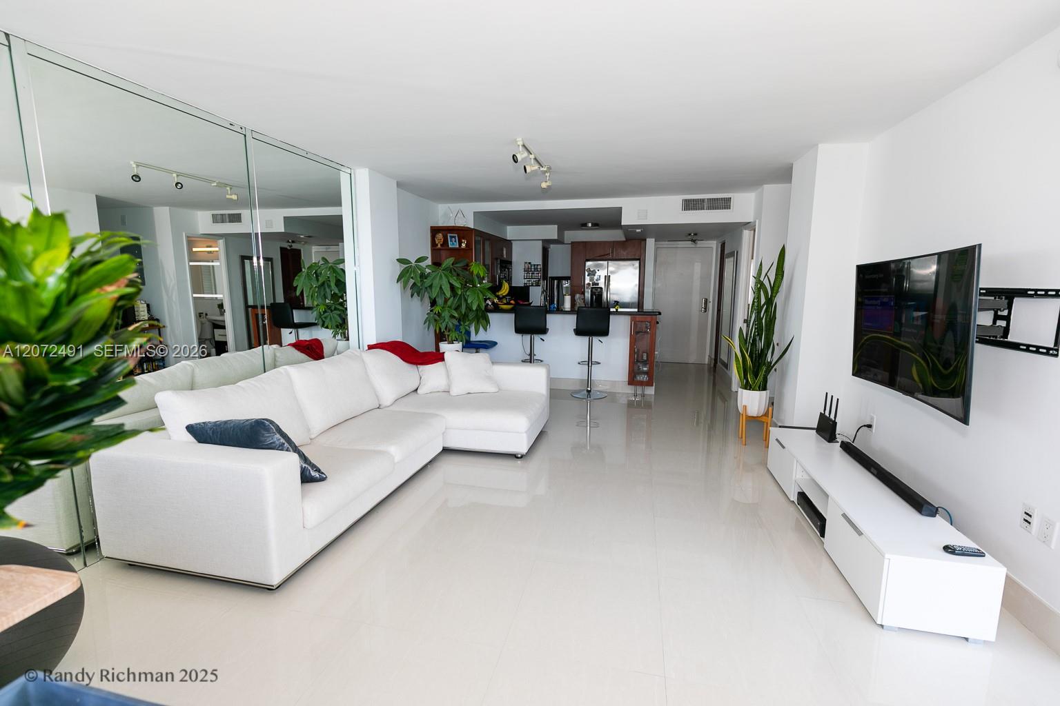 600 NE 36th St # 1820 — Photo 4