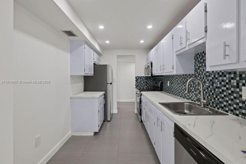 4174 Inverrary Dr # 902, Lauderhill FL 33319