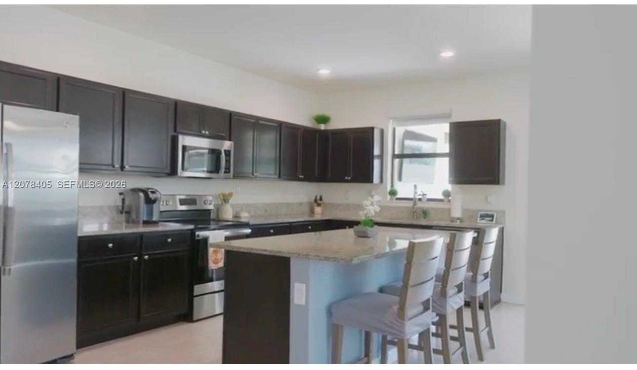 221 SE 35th Ave — Photo 3