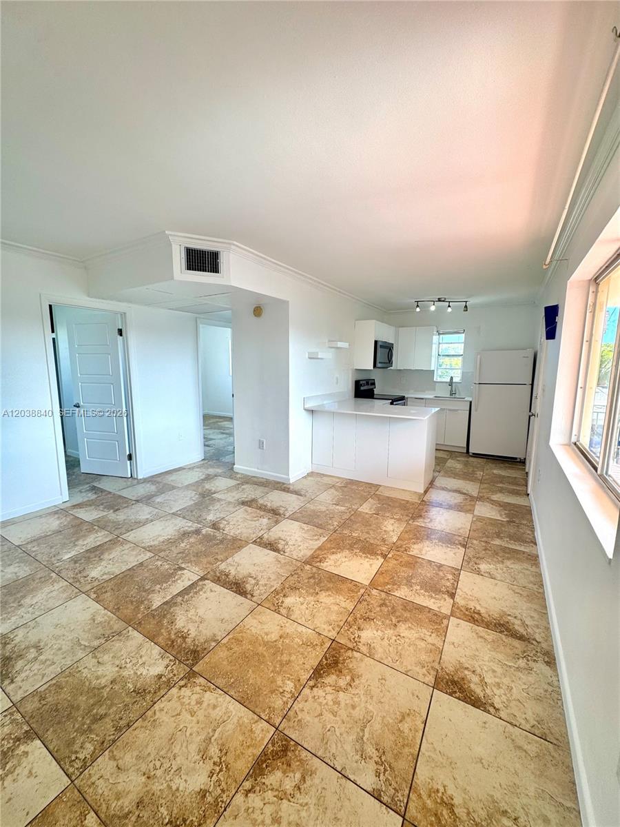 1020 SW 7th St # 9 — Photo 5