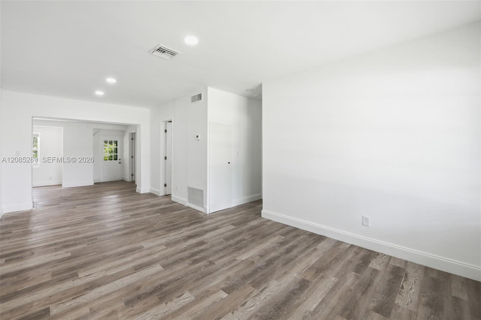 4621 SW 31st Dr — Photo 3