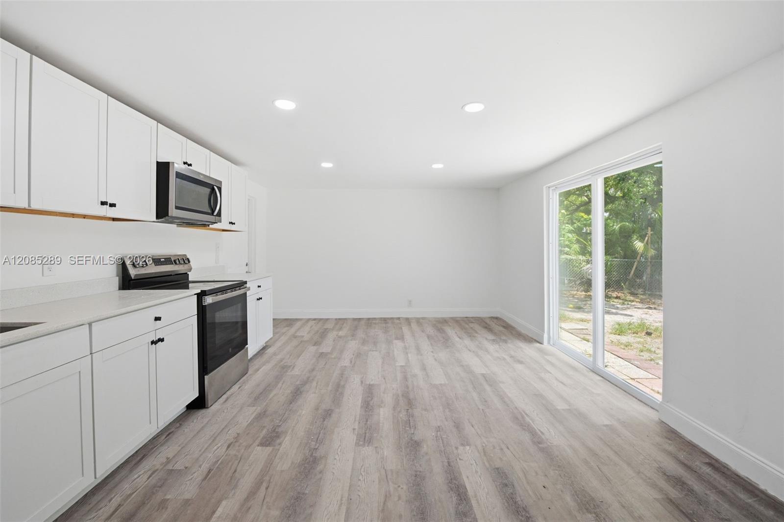 4621 SW 31st Dr — Photo 5
