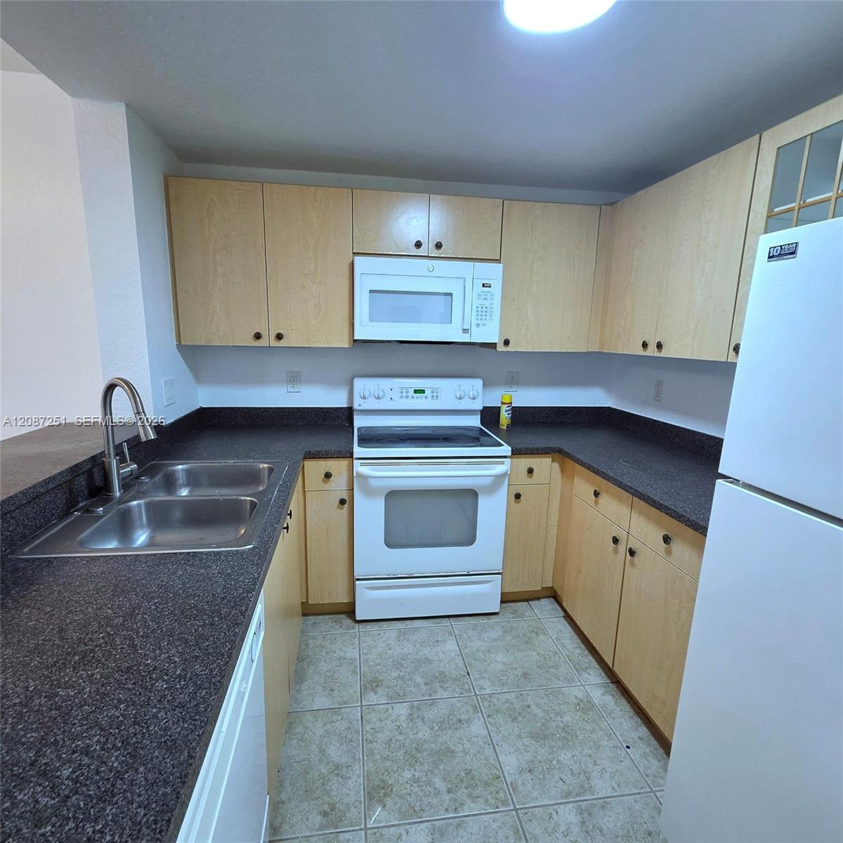 2901 Riverside Dr # 203 — Photo 2