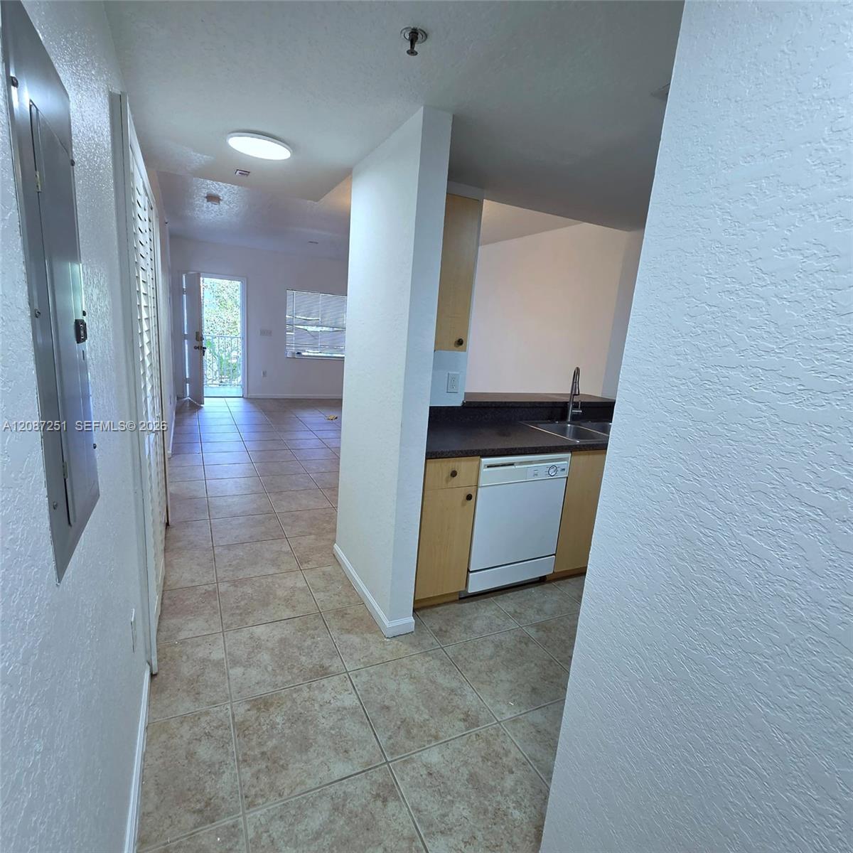 2901 Riverside Dr # 203 — Photo 3