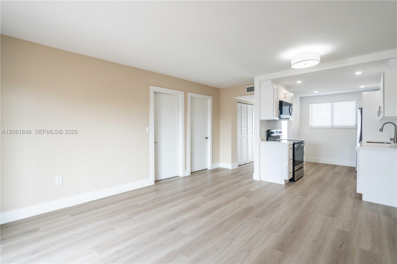 6960 Rue Vendome # 402 — Photo 5