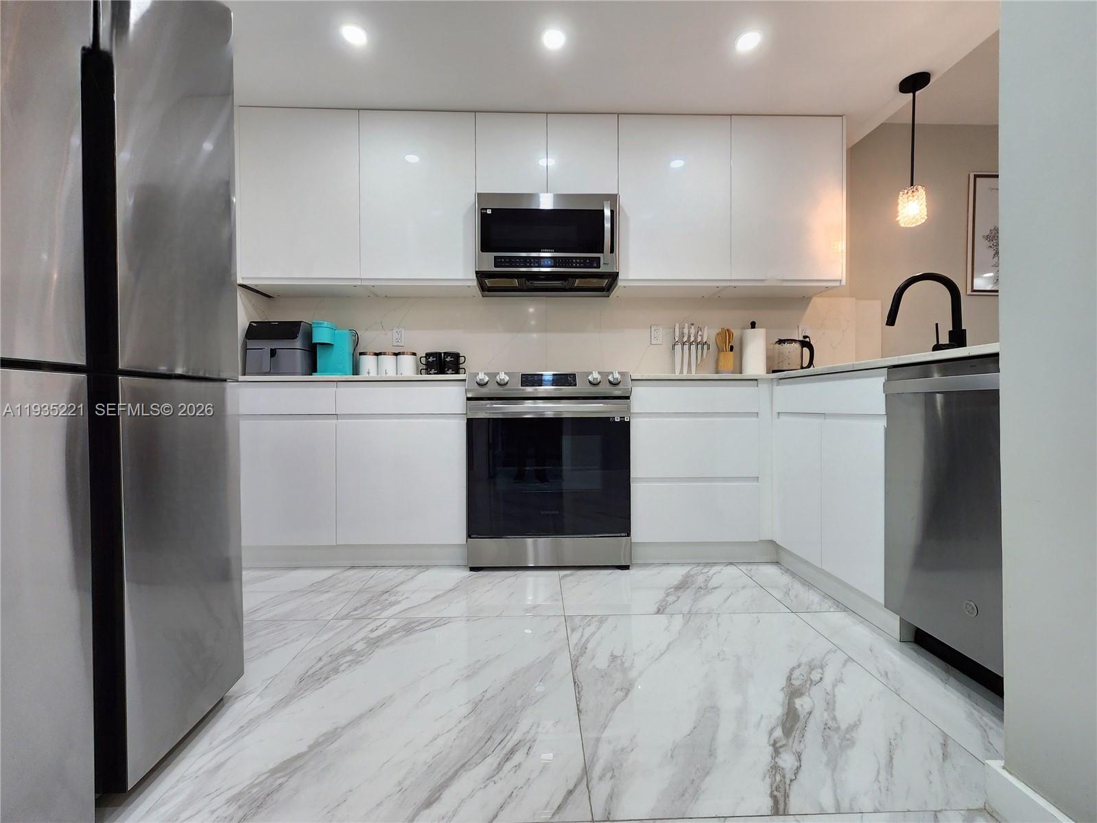 3725 S Ocean Dr # 425 — Photo 2
