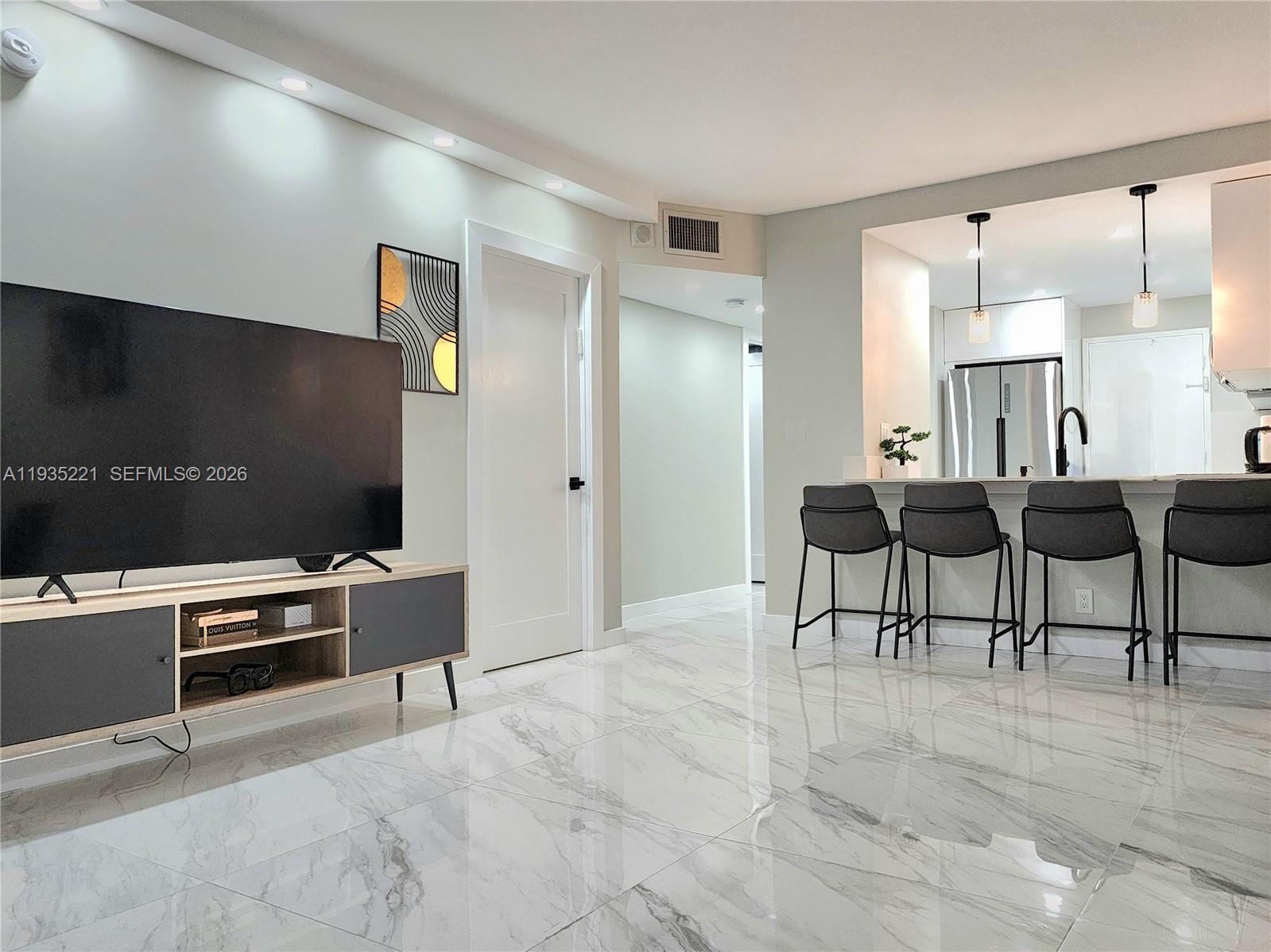 3725 S Ocean Dr # 425 — Photo 3