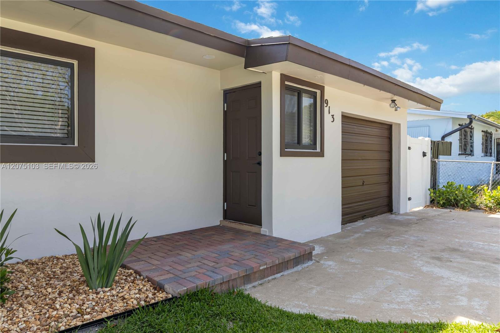 913 SW 49th Ave — Photo 5