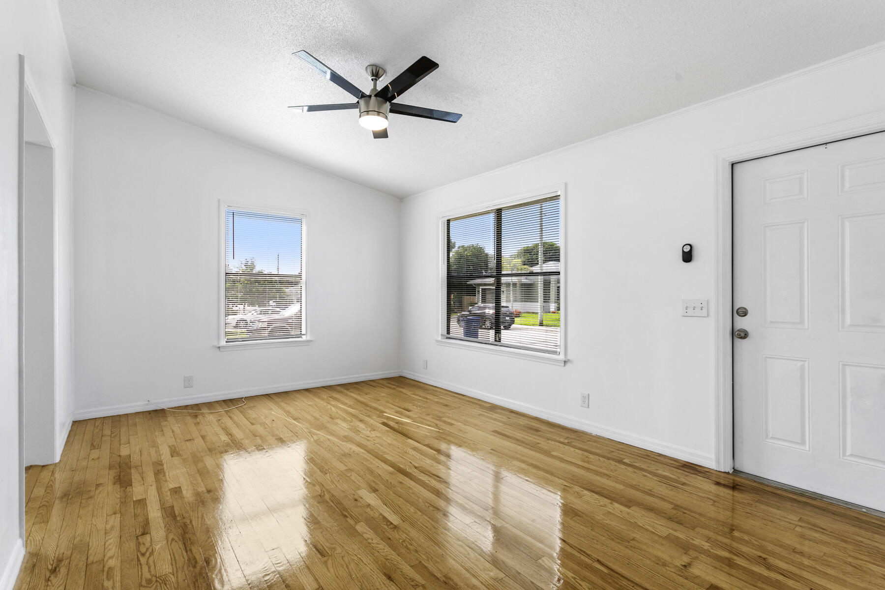1464 W 32ND Street — Photo 5