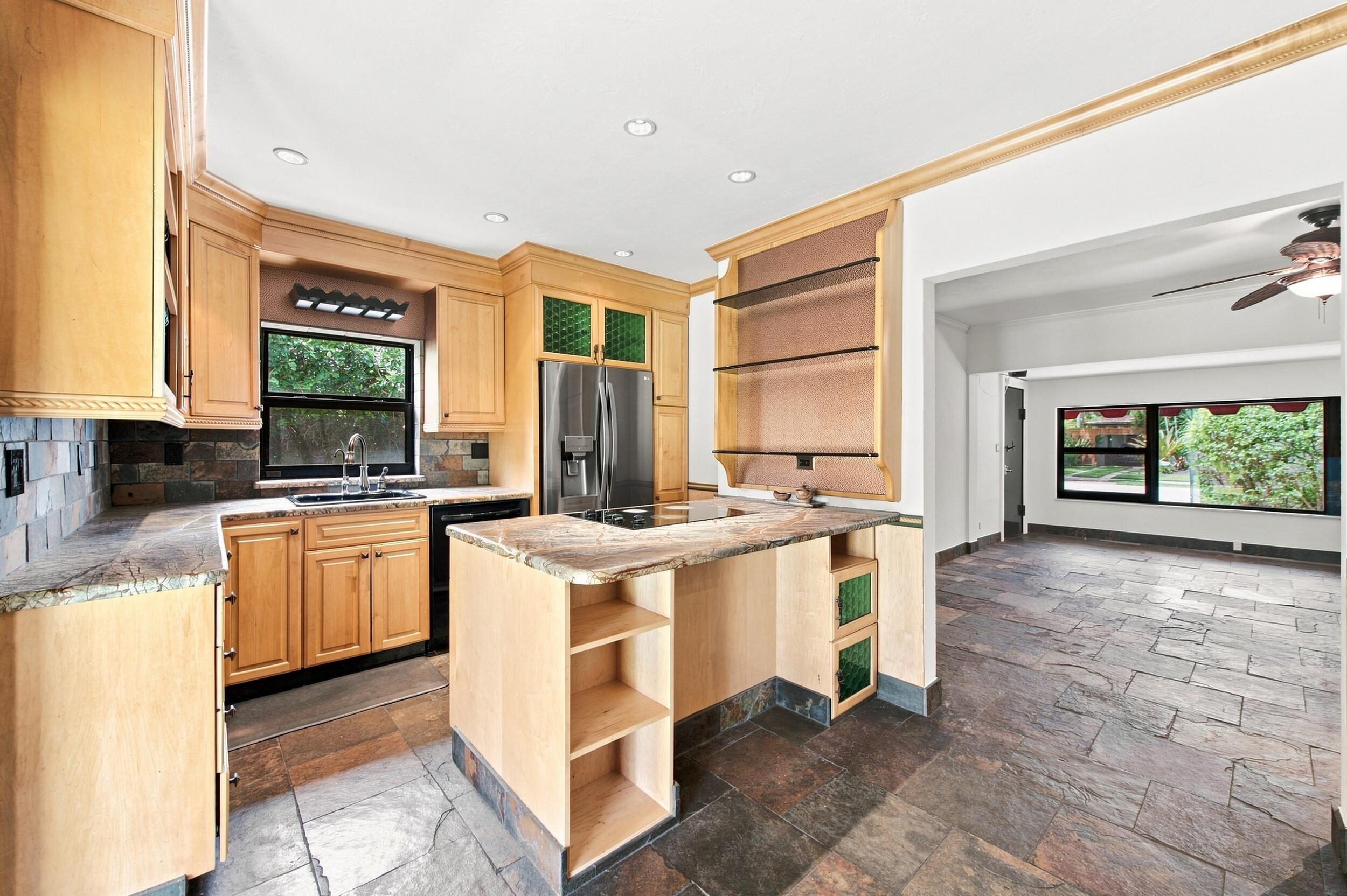 1110 SW 18TH Court — Photo 5
