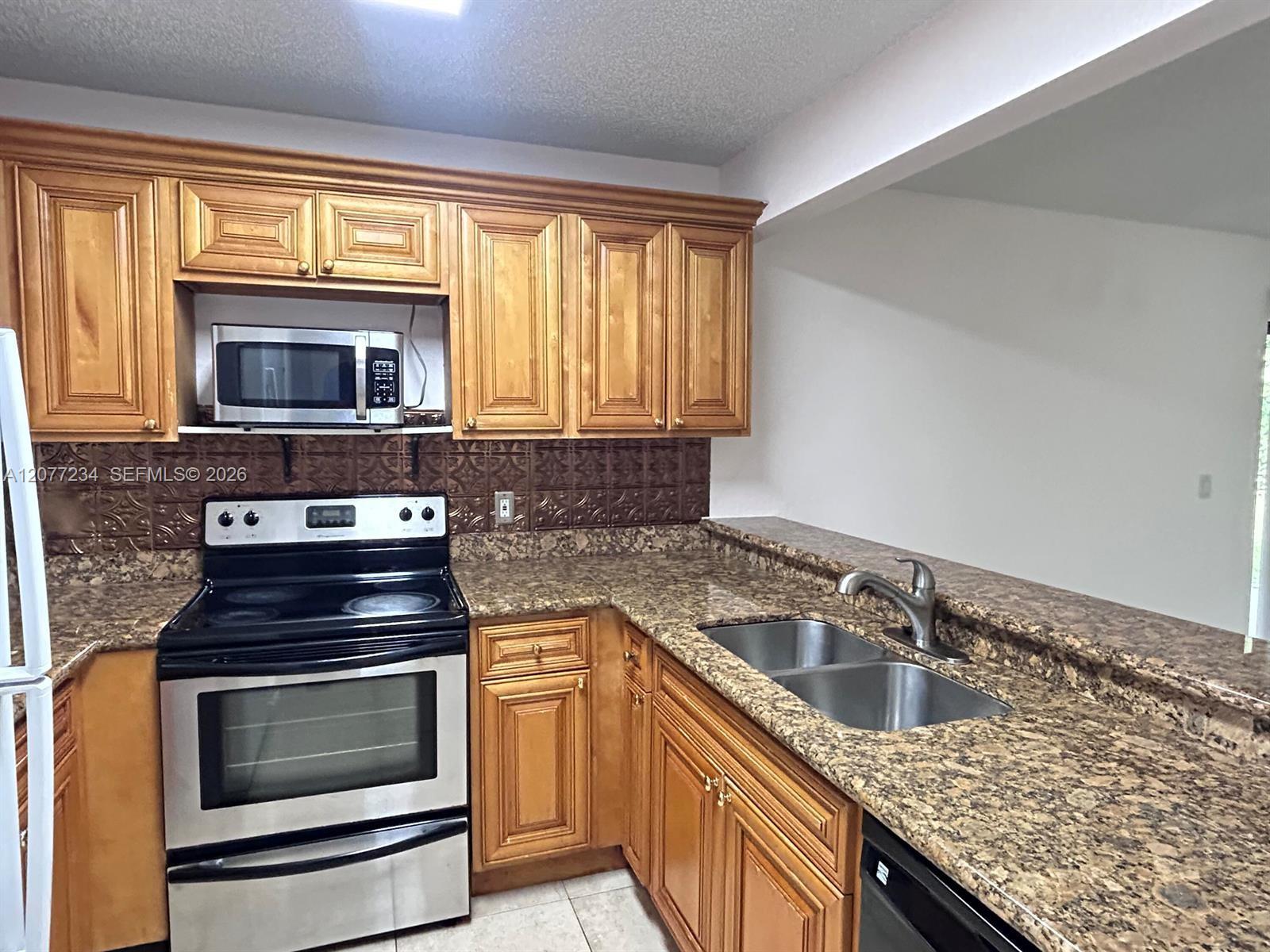 1525 Lake Crystal Dr # D — Photo 4