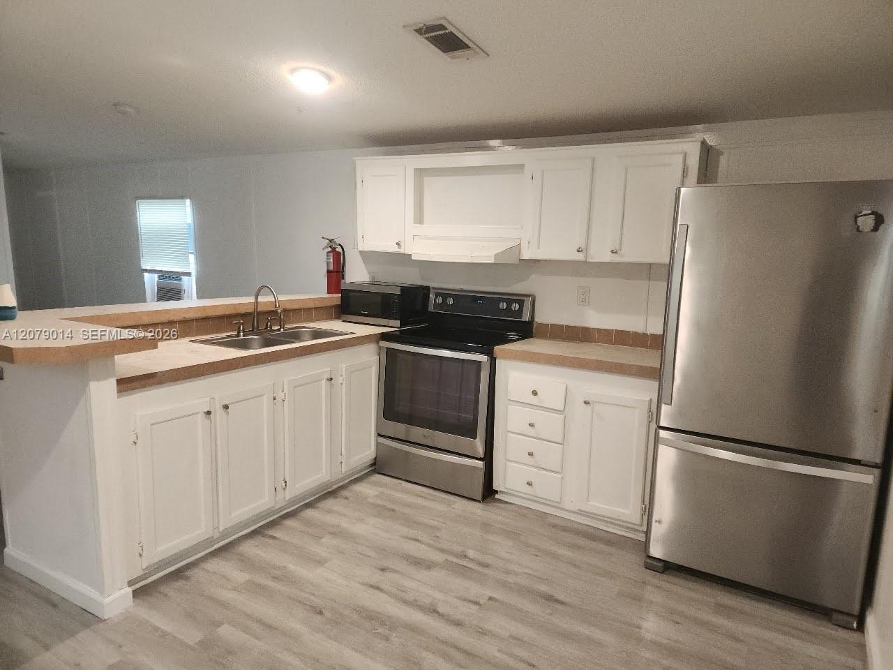 11908 Cove Pl # B — Photo 2