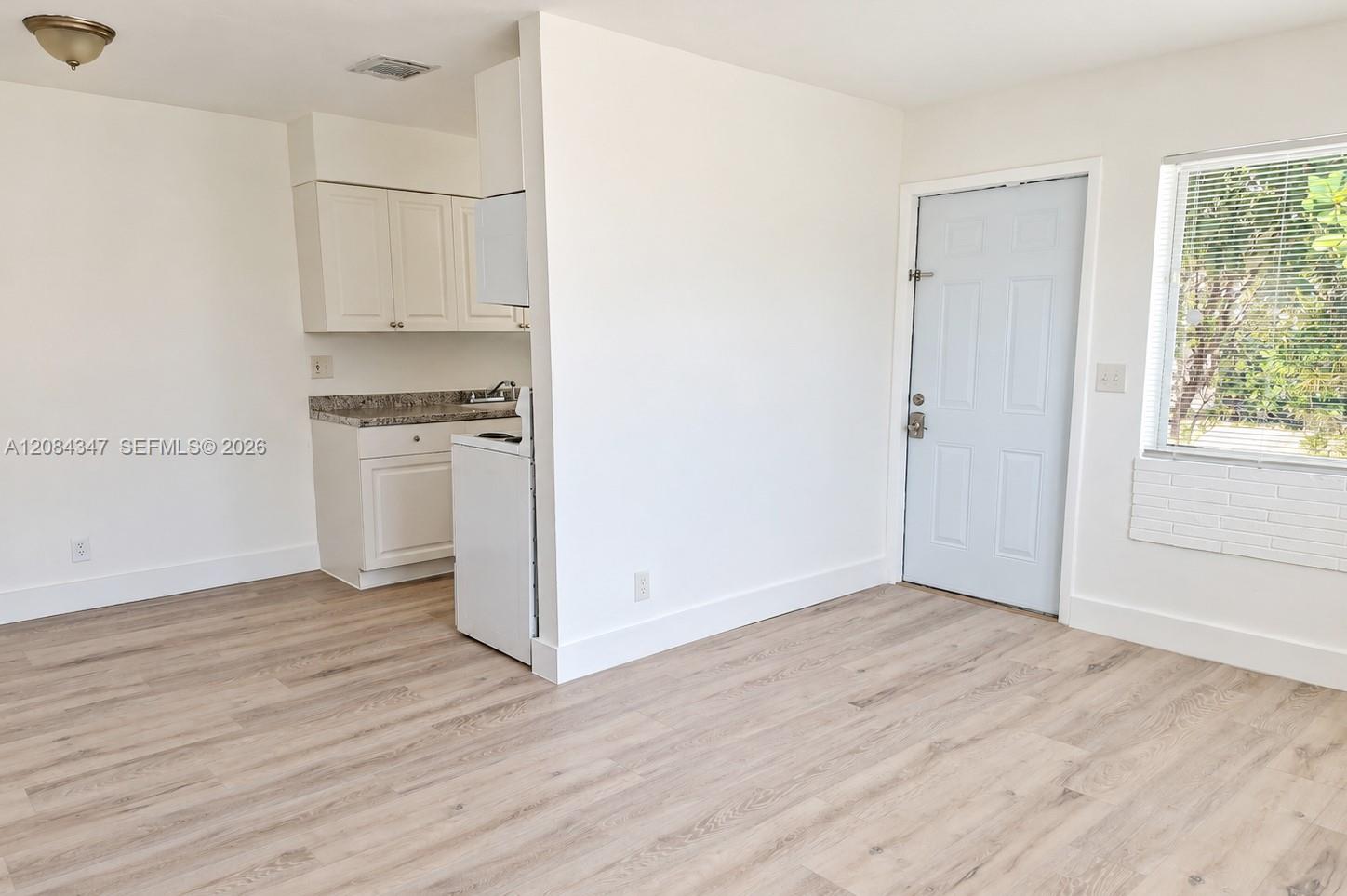300 SE 9th Ct # 4 — Photo 3