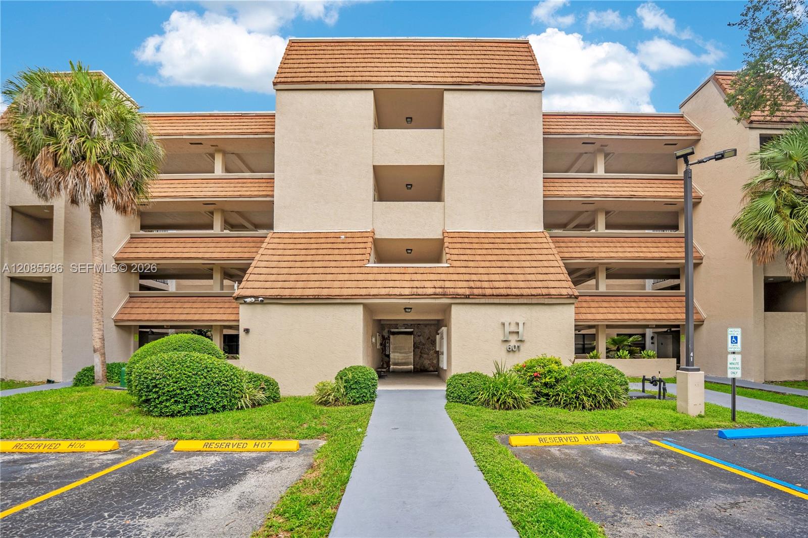 601 Ives Dairy Rd # 8, Miami FL 33179