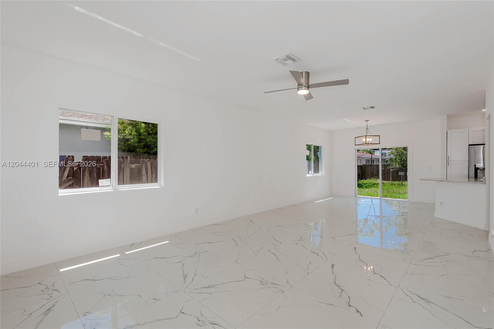731 SW 6th St — Photo 3
