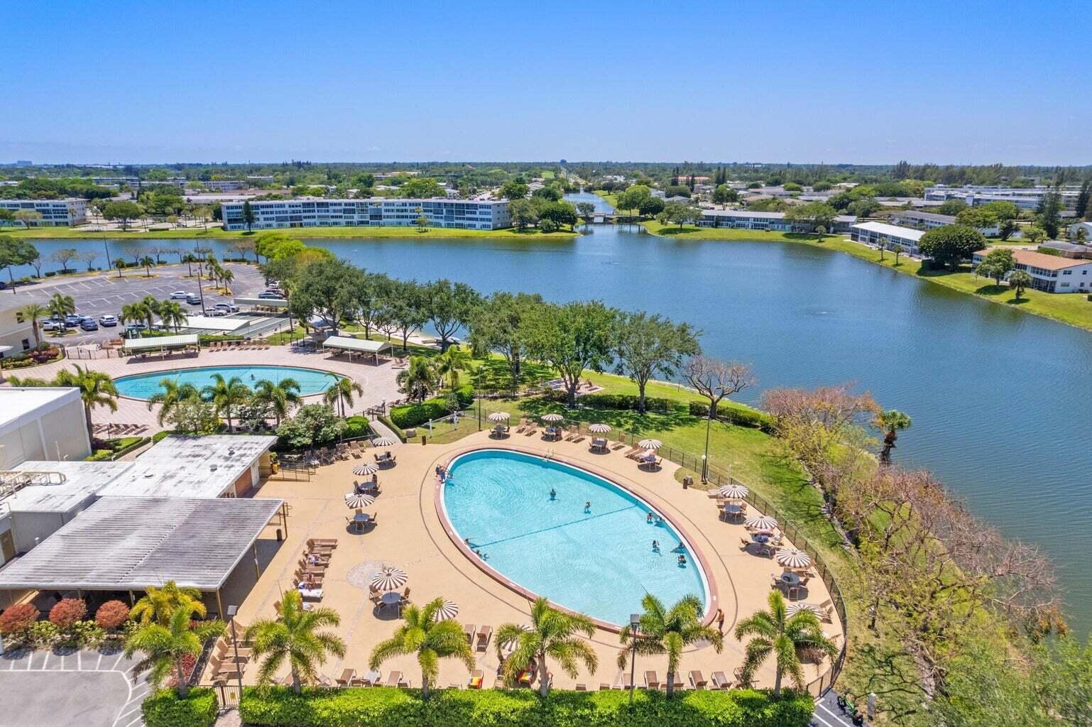 118 Sheffield E, West Palm Beach FL 33417