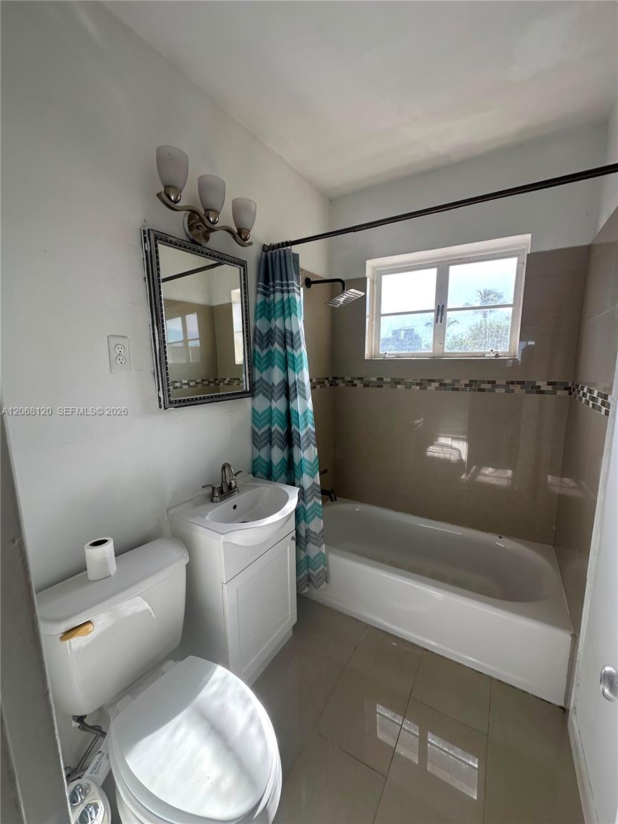 8340 Crespi Blvd # 21 — Photo 2