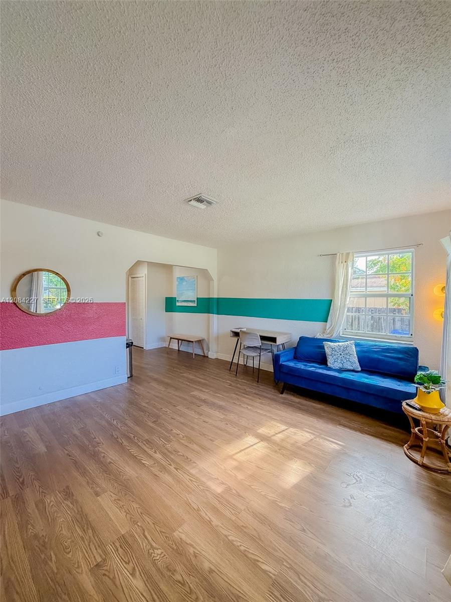 2740 Dewey St — Photo 2