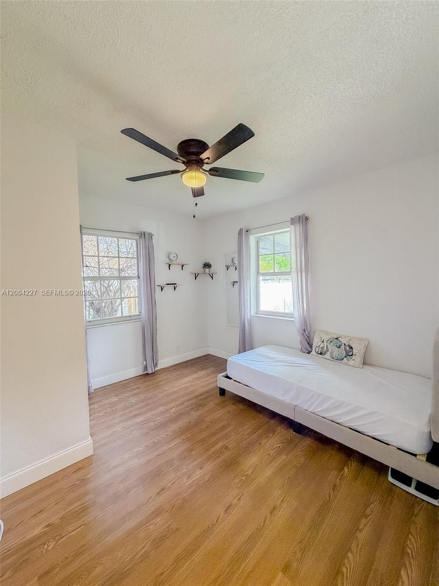 2740 Dewey St — Photo 3