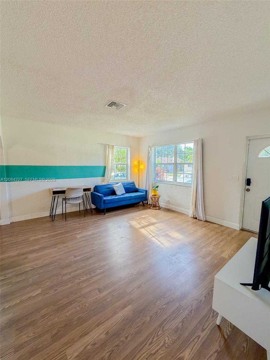 2740 Dewey St — Photo 4