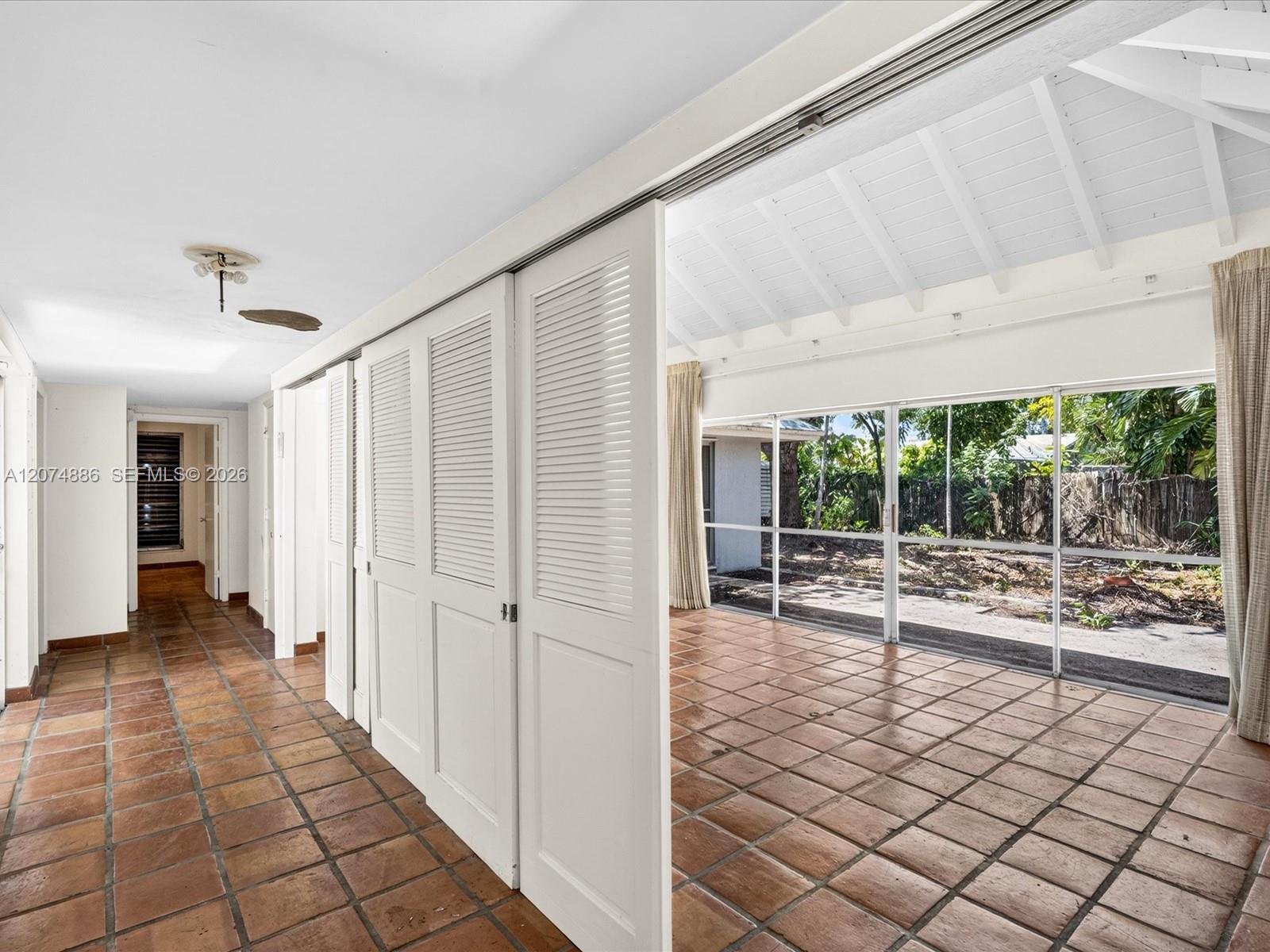 5710 SW 89th Ave — Photo 2