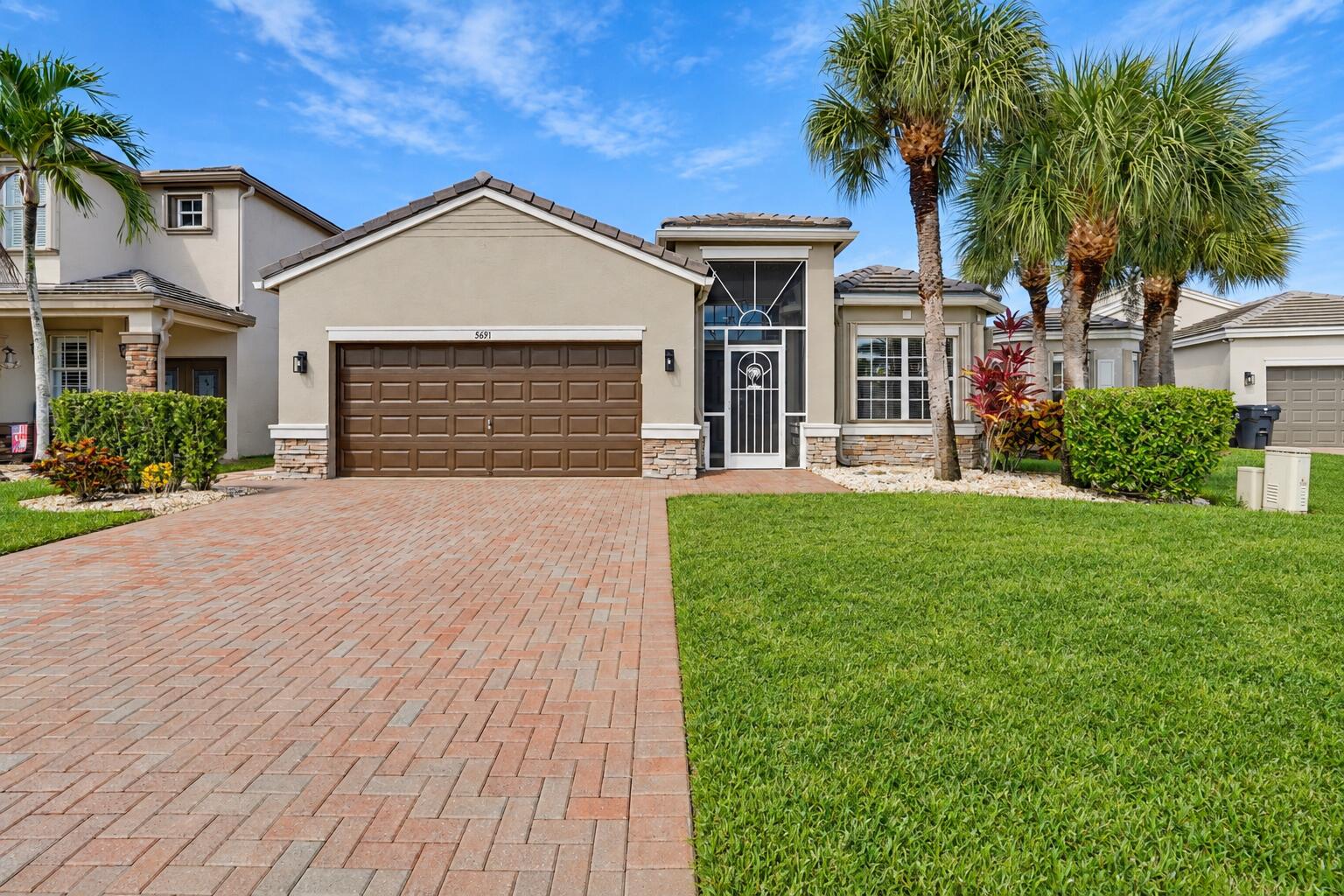 5691 Saddle Trail Lane — Photo 2