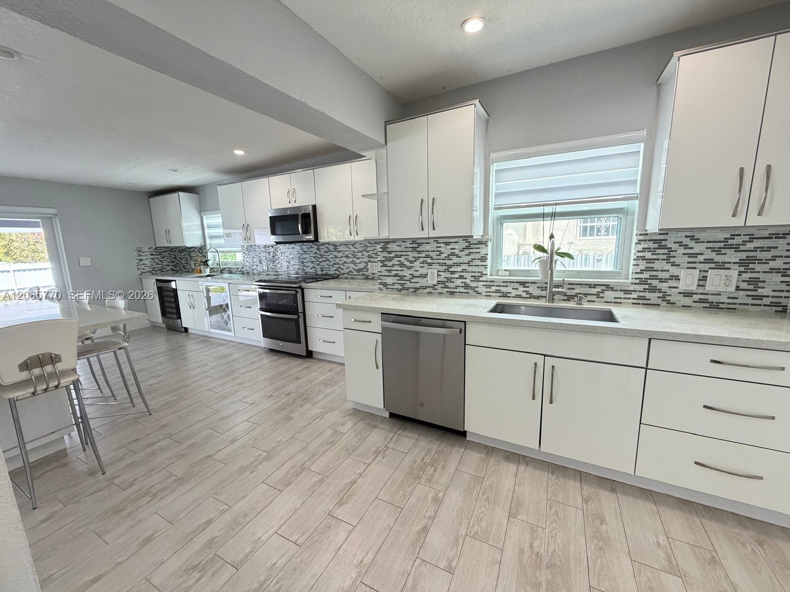 630 SW 46th Ave — Photo 5