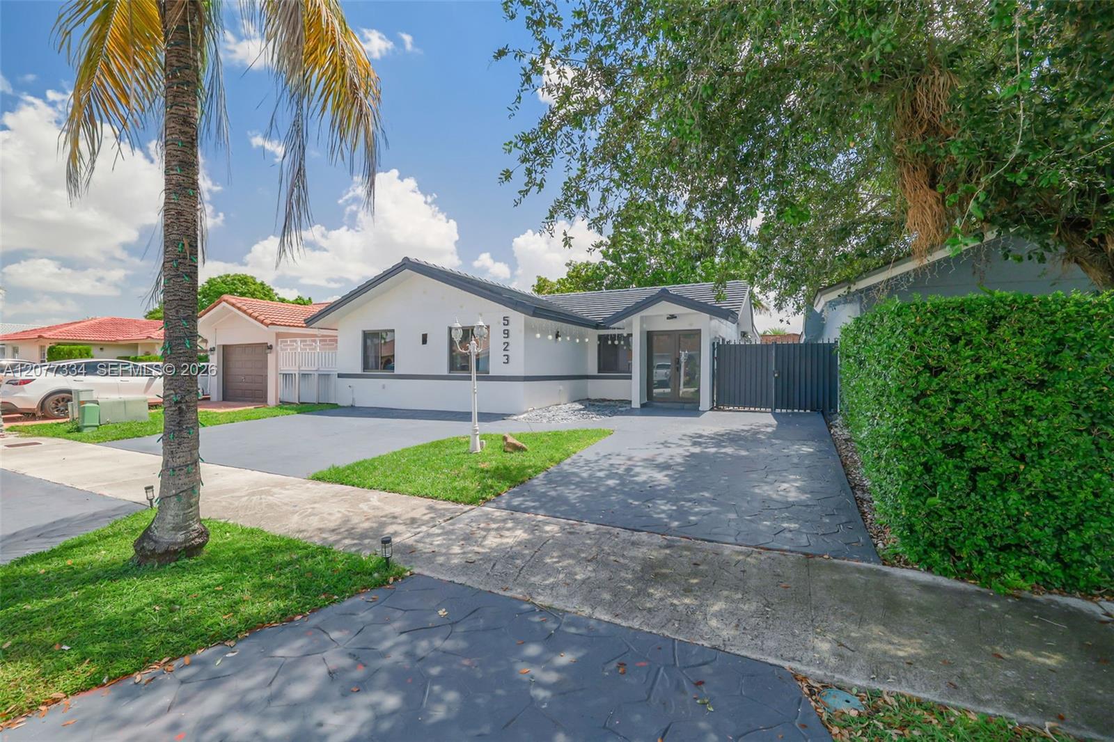 5923 SW 147th Pl — Photo 2