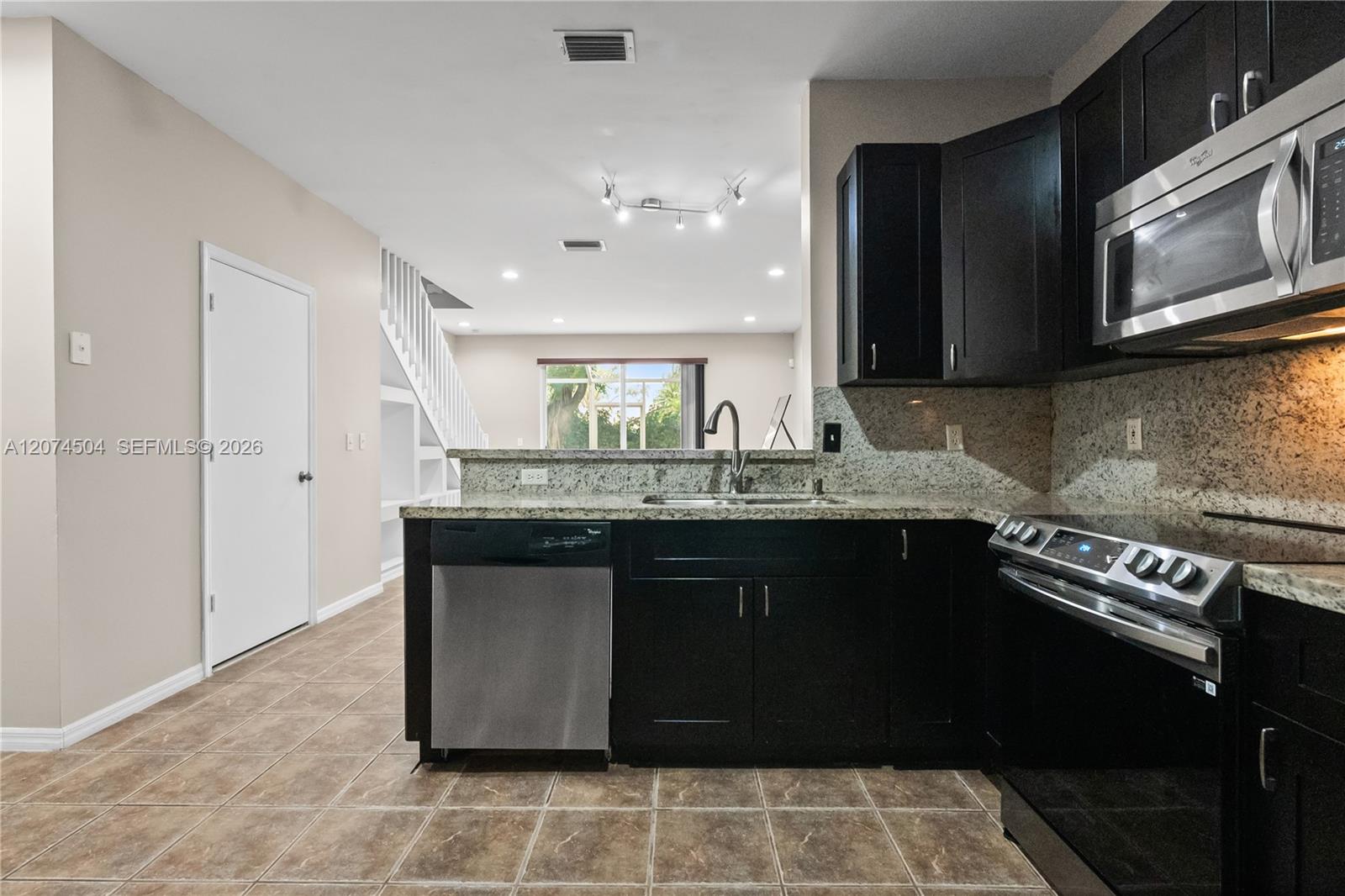 2082 Madeira Dr # 2082 — Photo 2