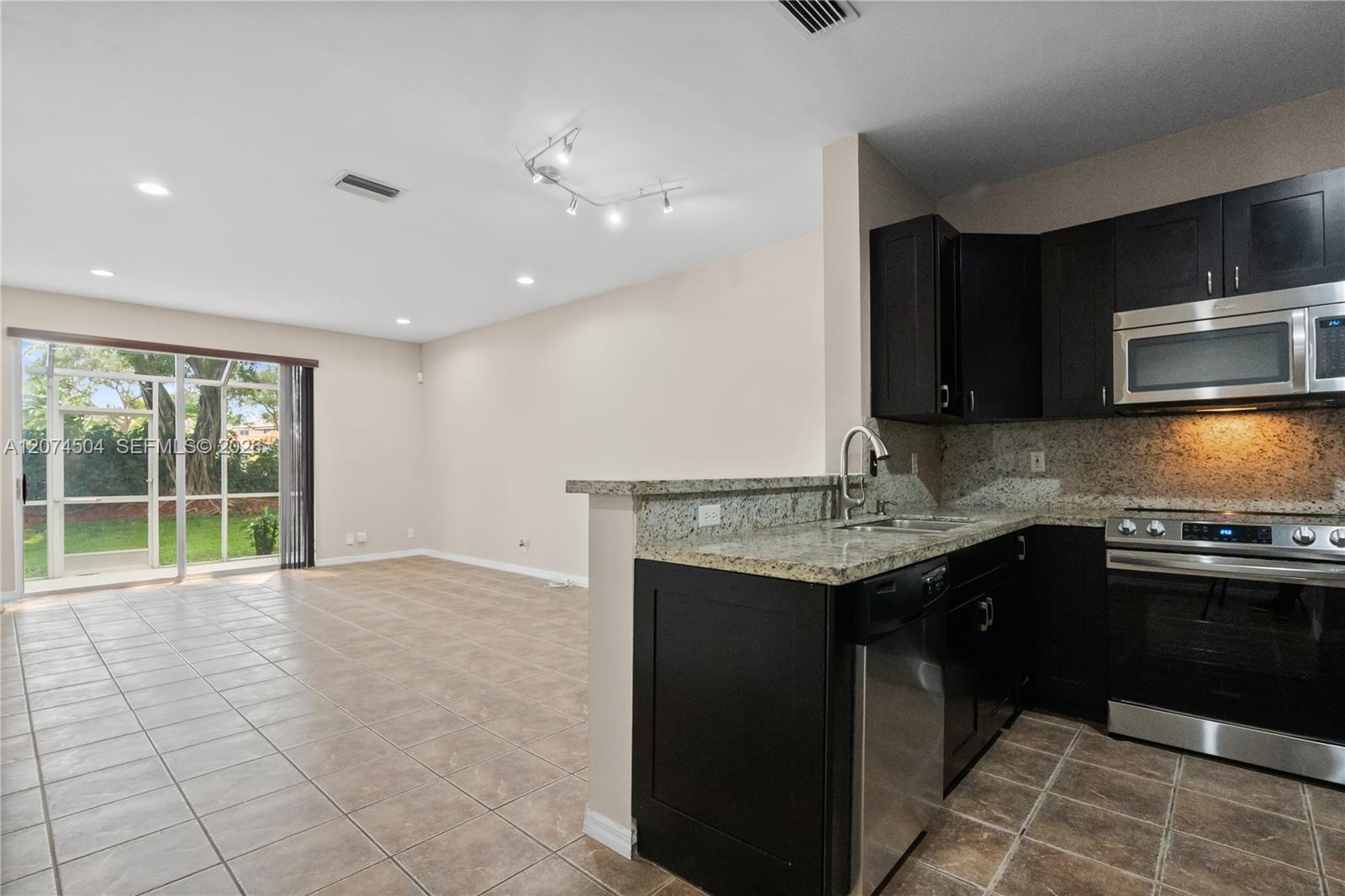 2082 Madeira Dr # 2082 — Photo 3