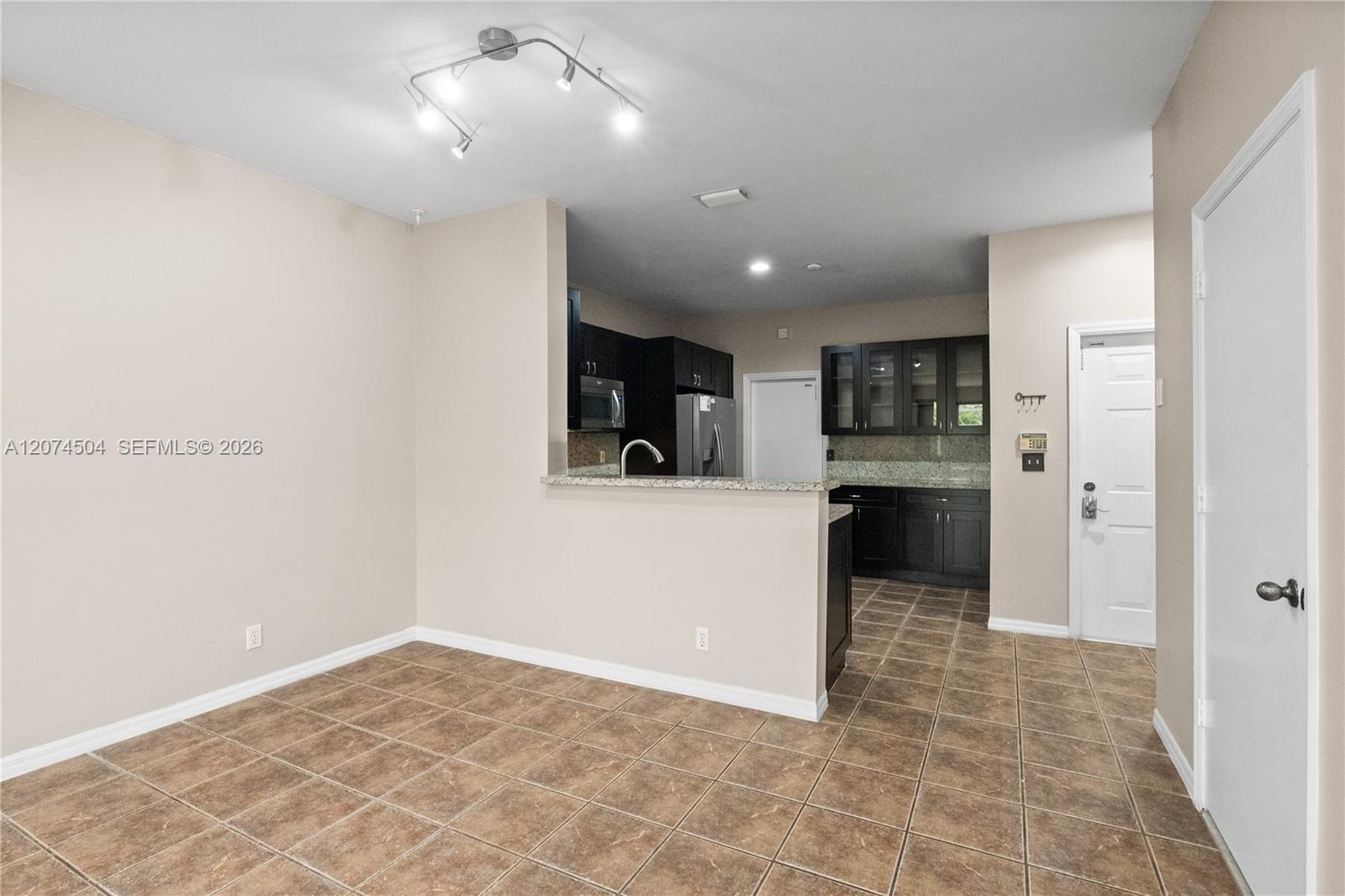 2082 Madeira Dr # 2082 — Photo 4