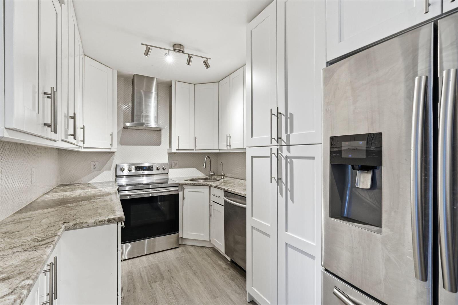 19-web-or-mls-1104_Green_Pine_Boulevard_