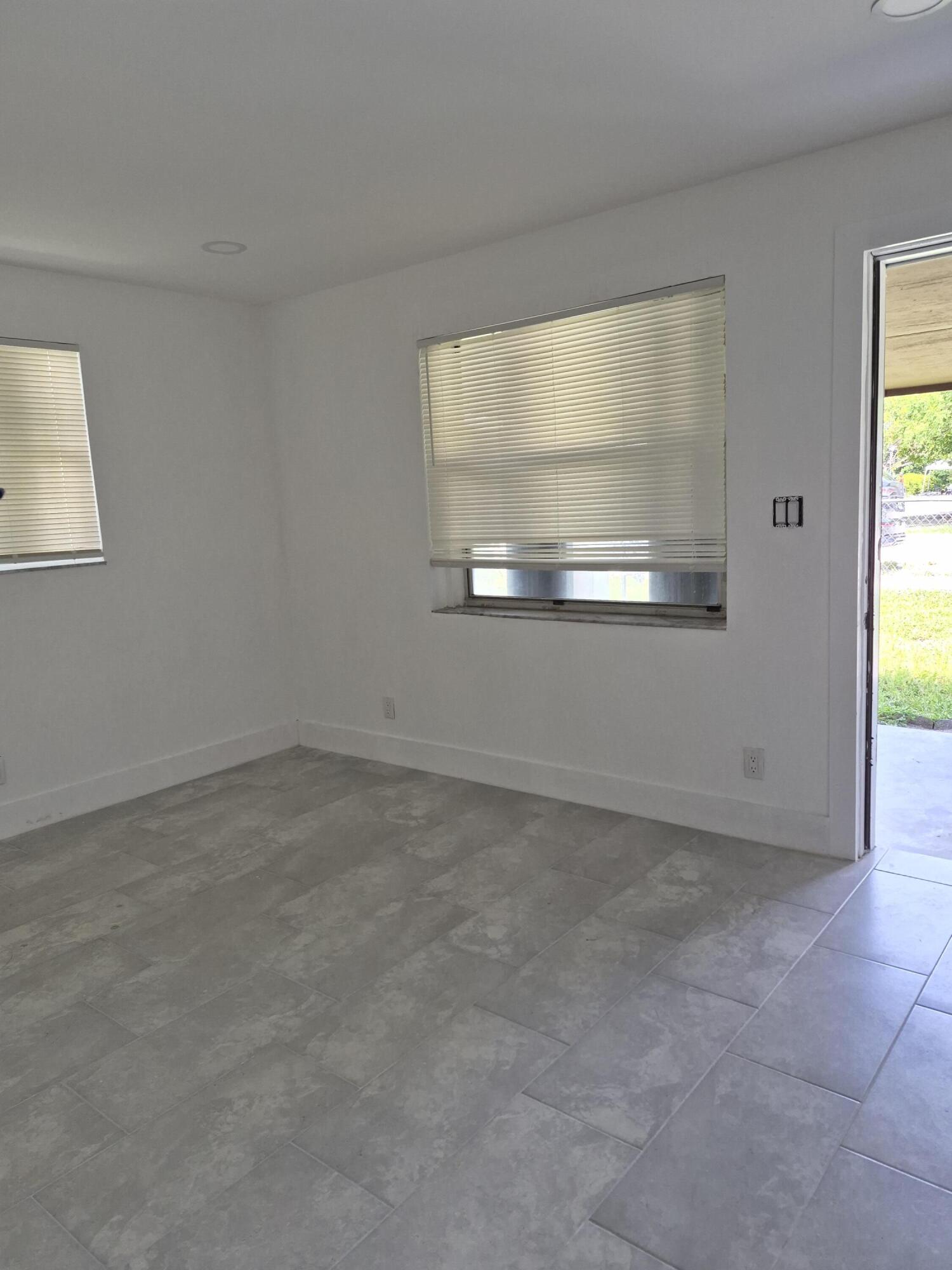 313 SW 1st Terrace — Photo 2