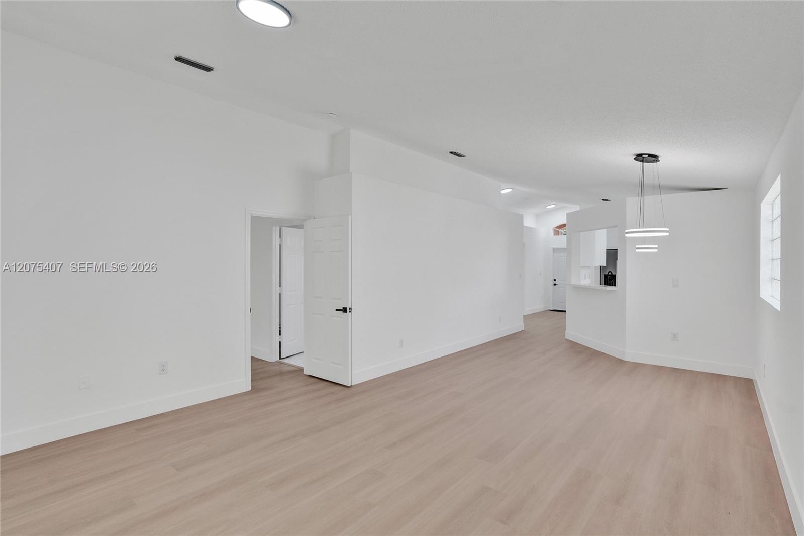 4114 Sapphire St — Photo 2