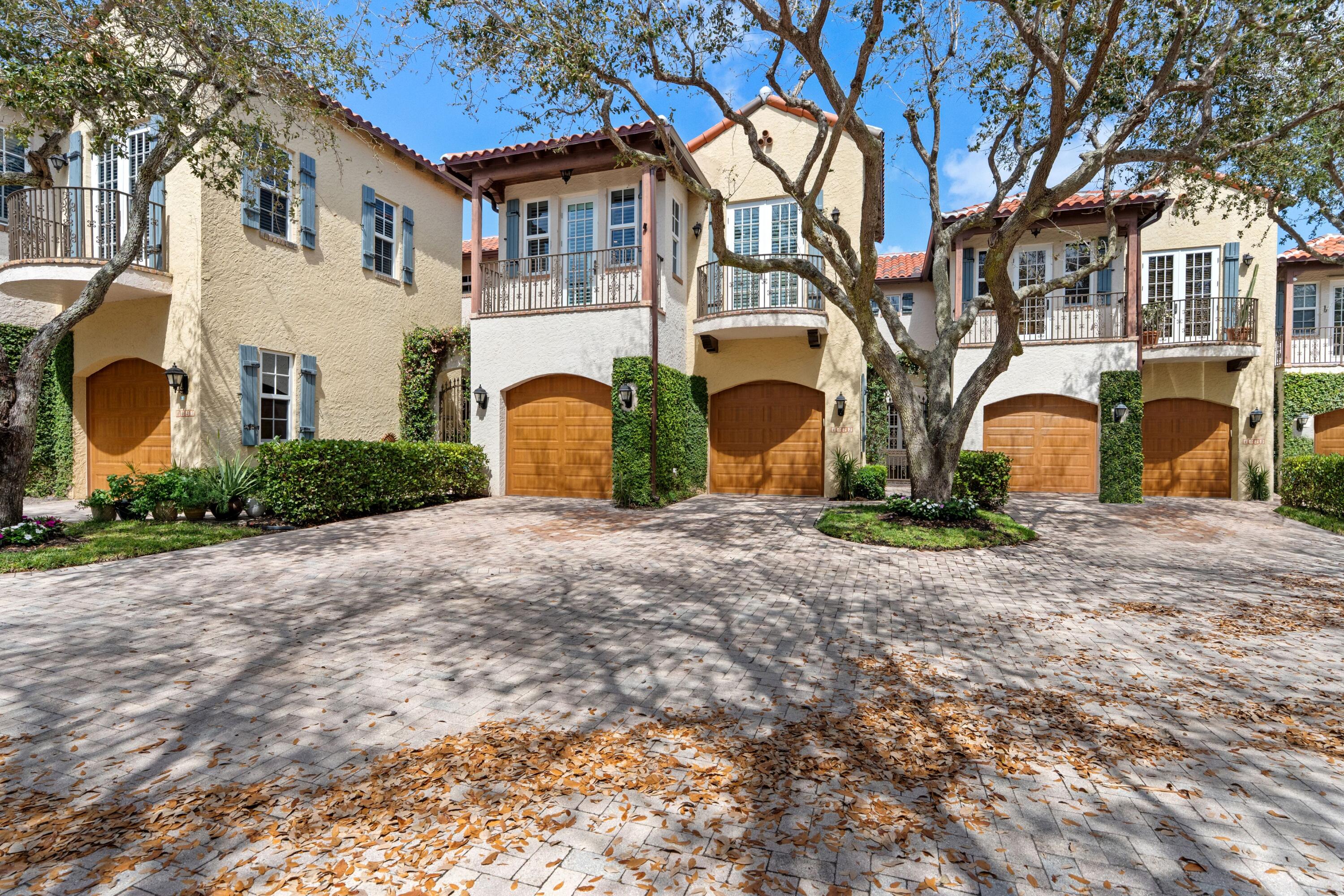 1027 Coralina Lane — Photo 3