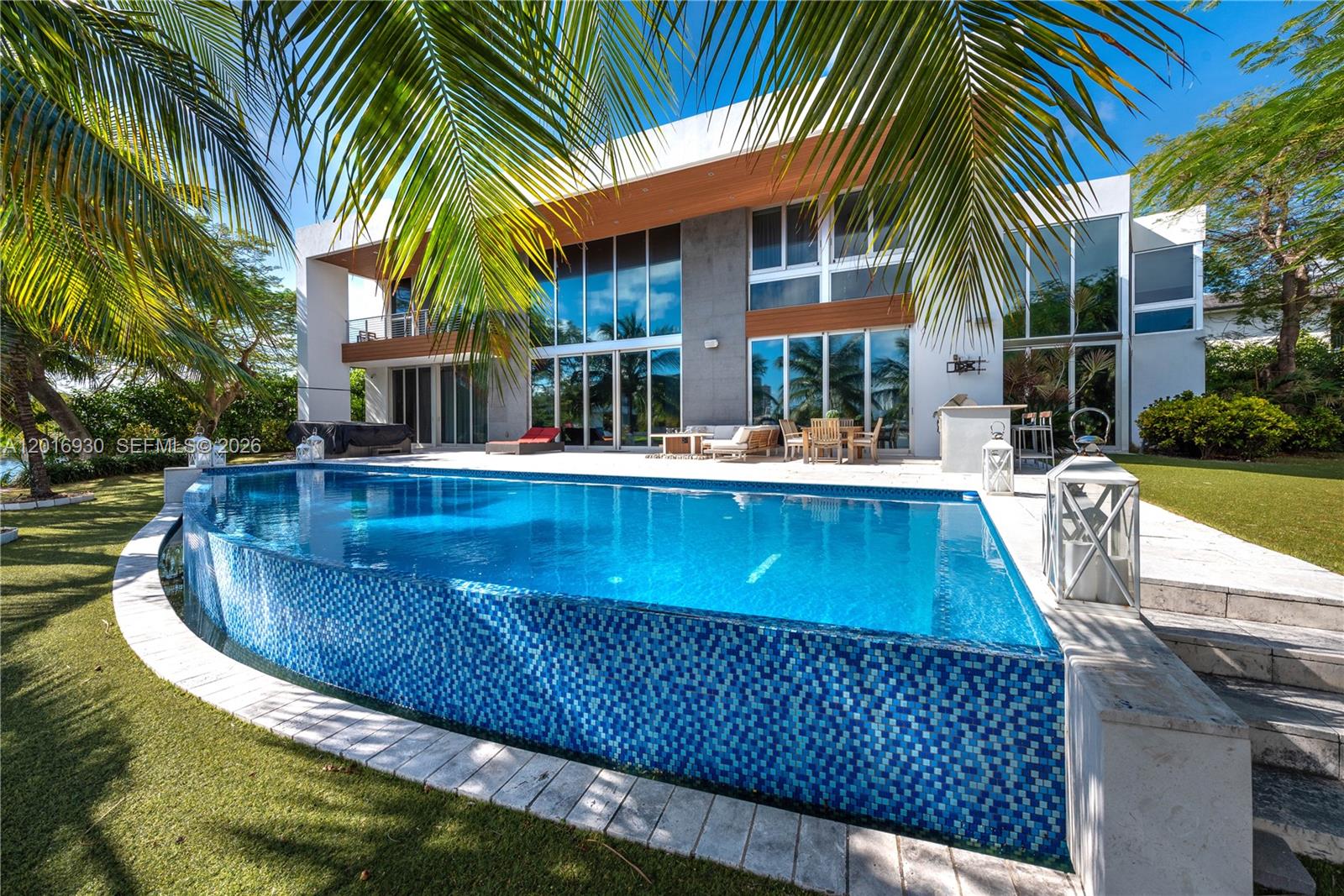 400 Tamarind Dr, Hallandale Beach FL 33009