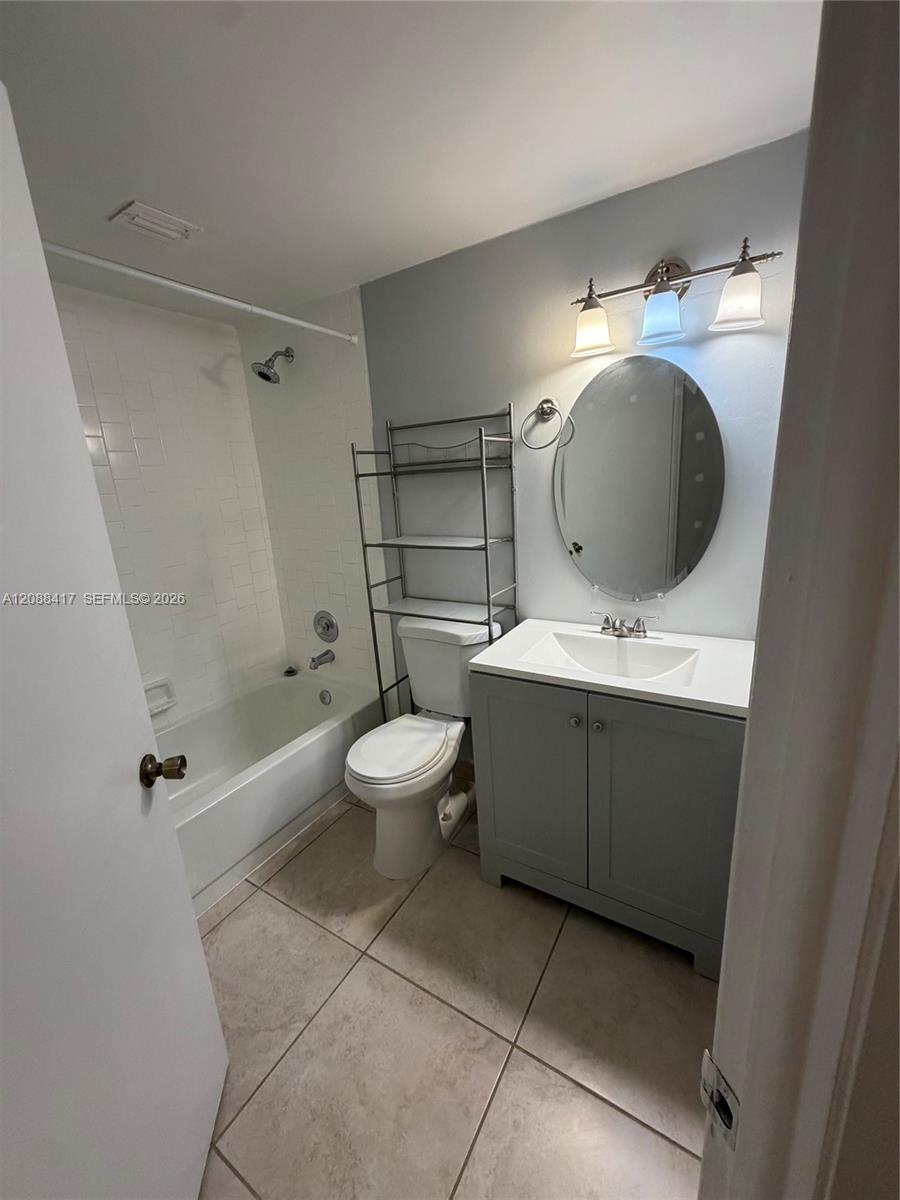 8290 Lake Dr # 540 — Photo 2
