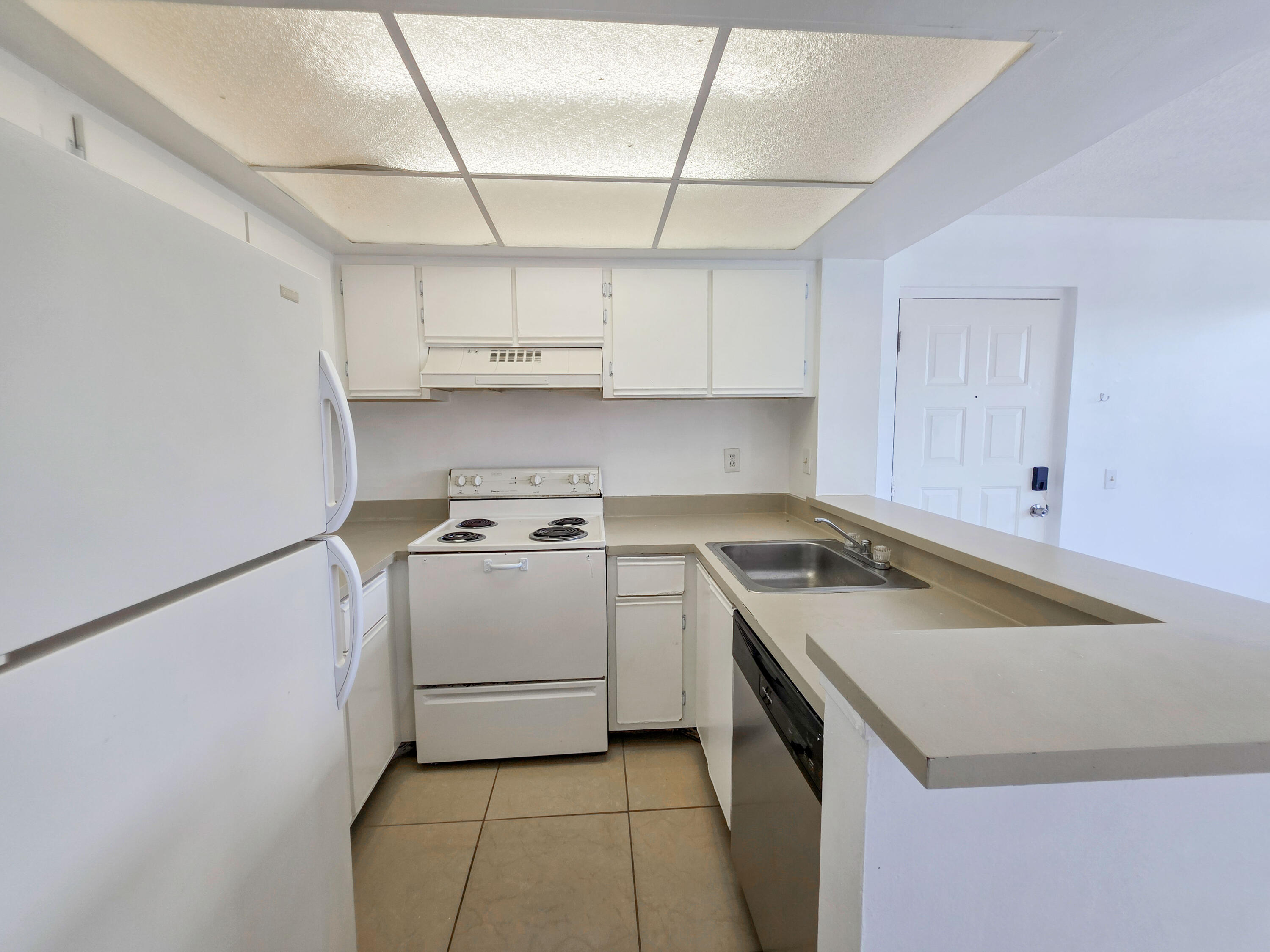 708 EXECUTIVE CENTER Drive # 12 — Photo 2