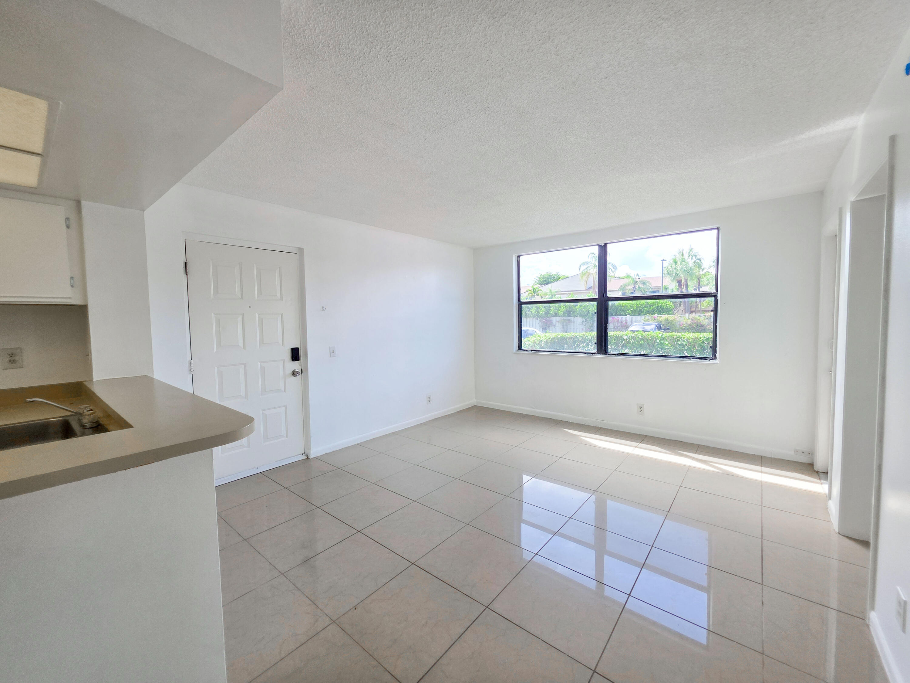 708 EXECUTIVE CENTER Drive # 12 — Photo 4