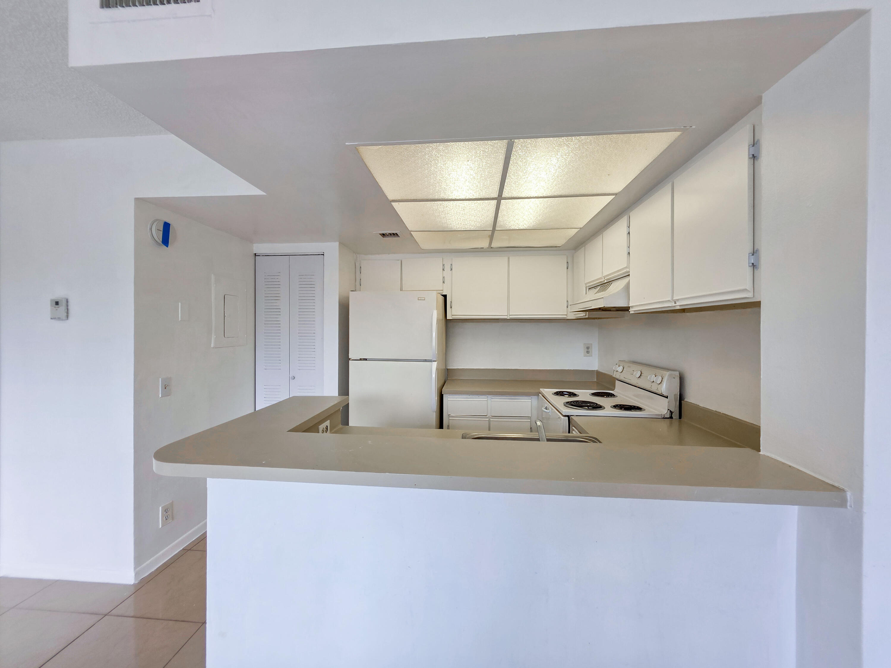 708 EXECUTIVE CENTER Drive # 12 — Photo 3
