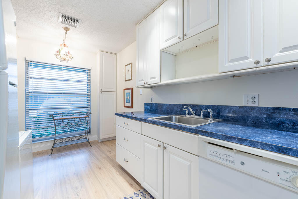 2381 SHADY Lane # B — Photo 3